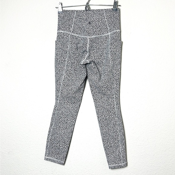 Athleta 7/8 Textured Print Salutation Leggings - Picture 3 of 7